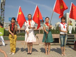 中队辅导员接中队旗