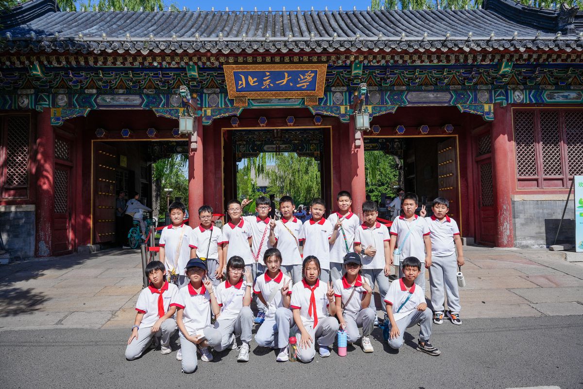 中山学子在北京大学合影