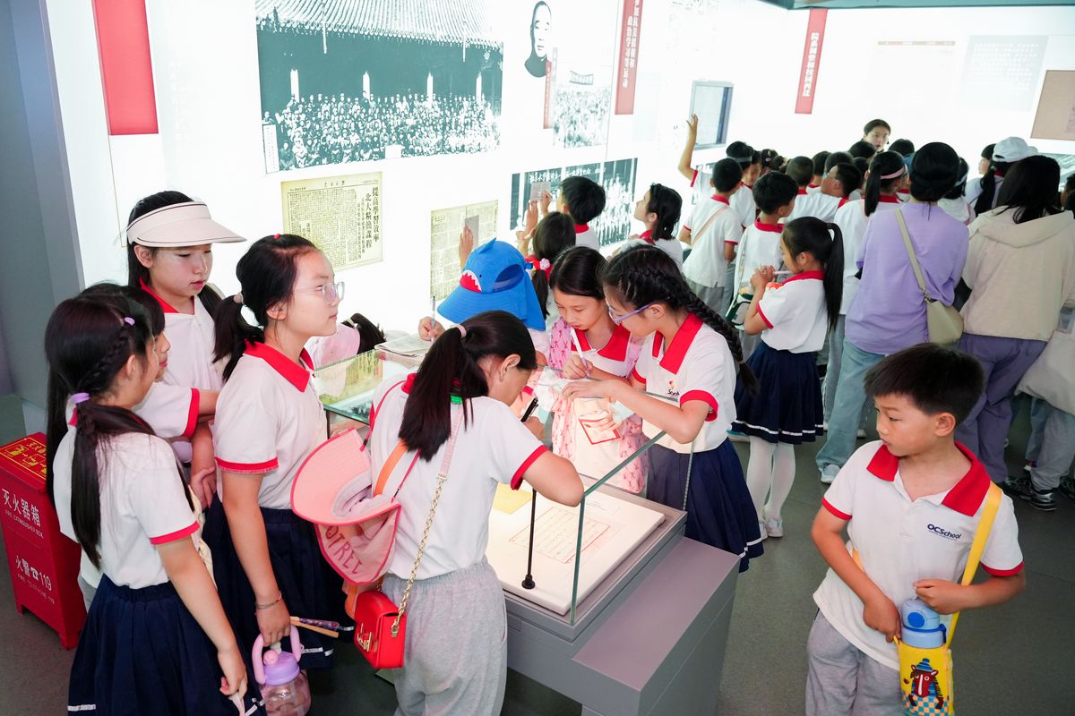 学生在展厅参观