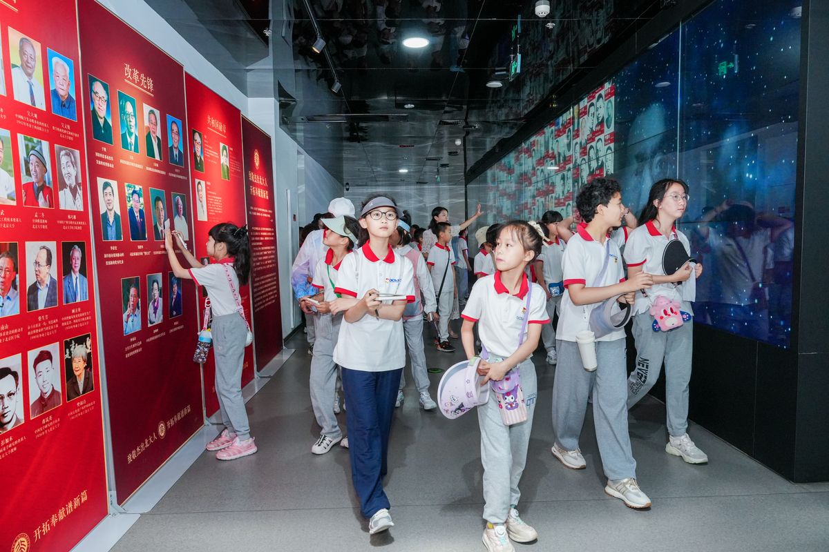 学生走进主题展厅