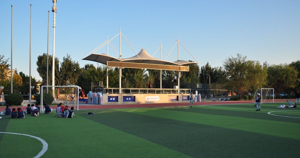 傍晚，夕阳洒在操场上