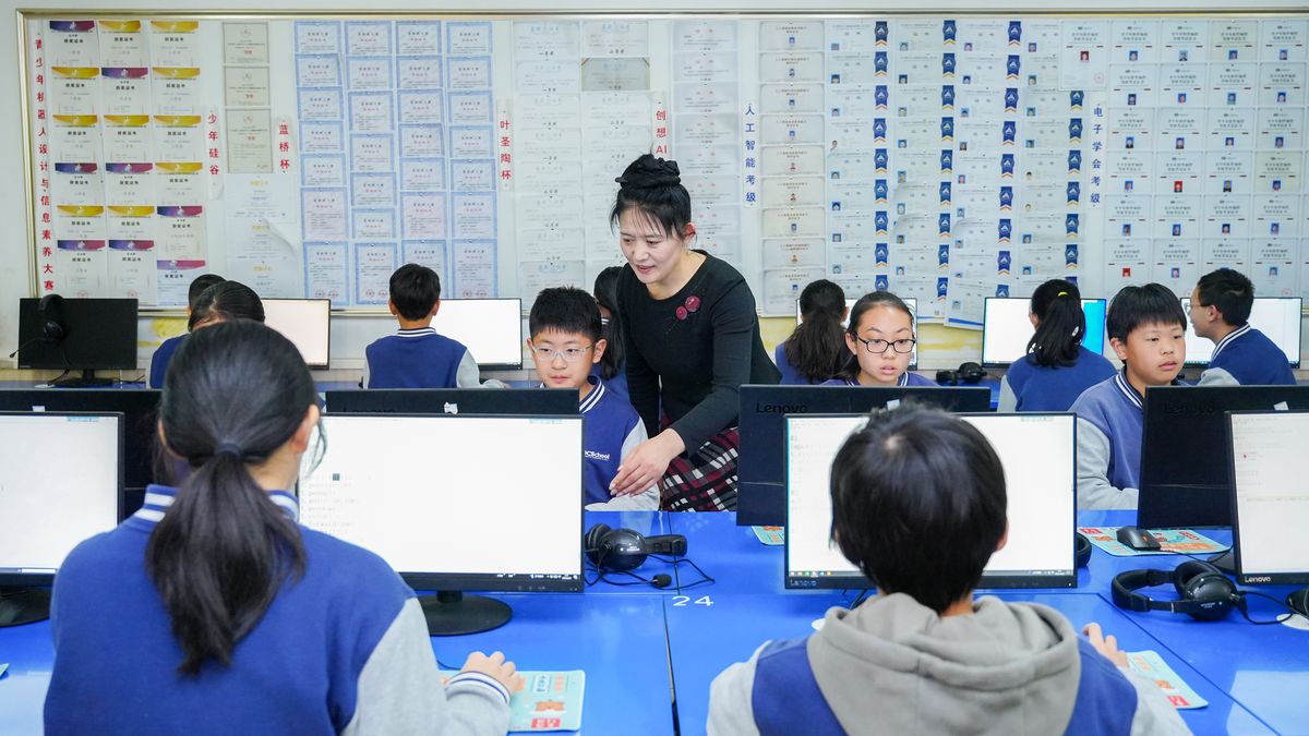 数智课堂上老师指导学生上机