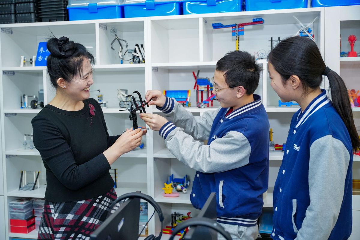 学生与老师一起调试机器人