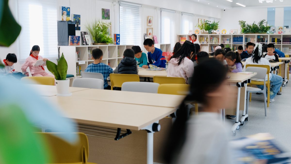 知间图书艺术中心里安静共读的学生