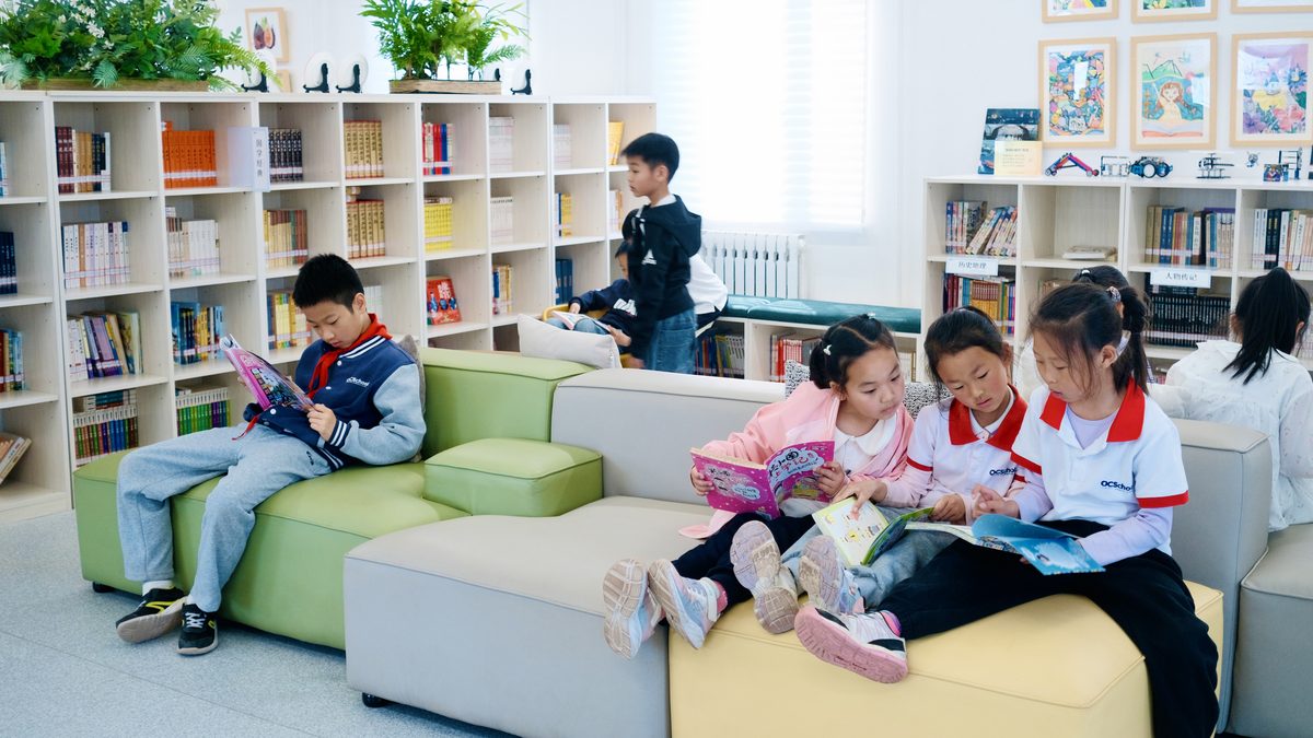 学生坐在知间的沙发区分享绘本