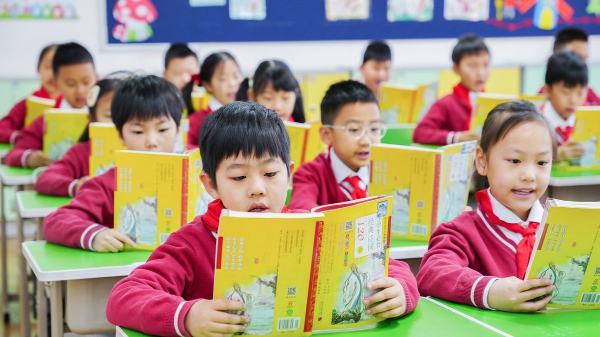 晨诵时间学生齐读经典诗文