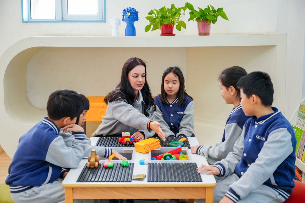 外教与学生小组互动