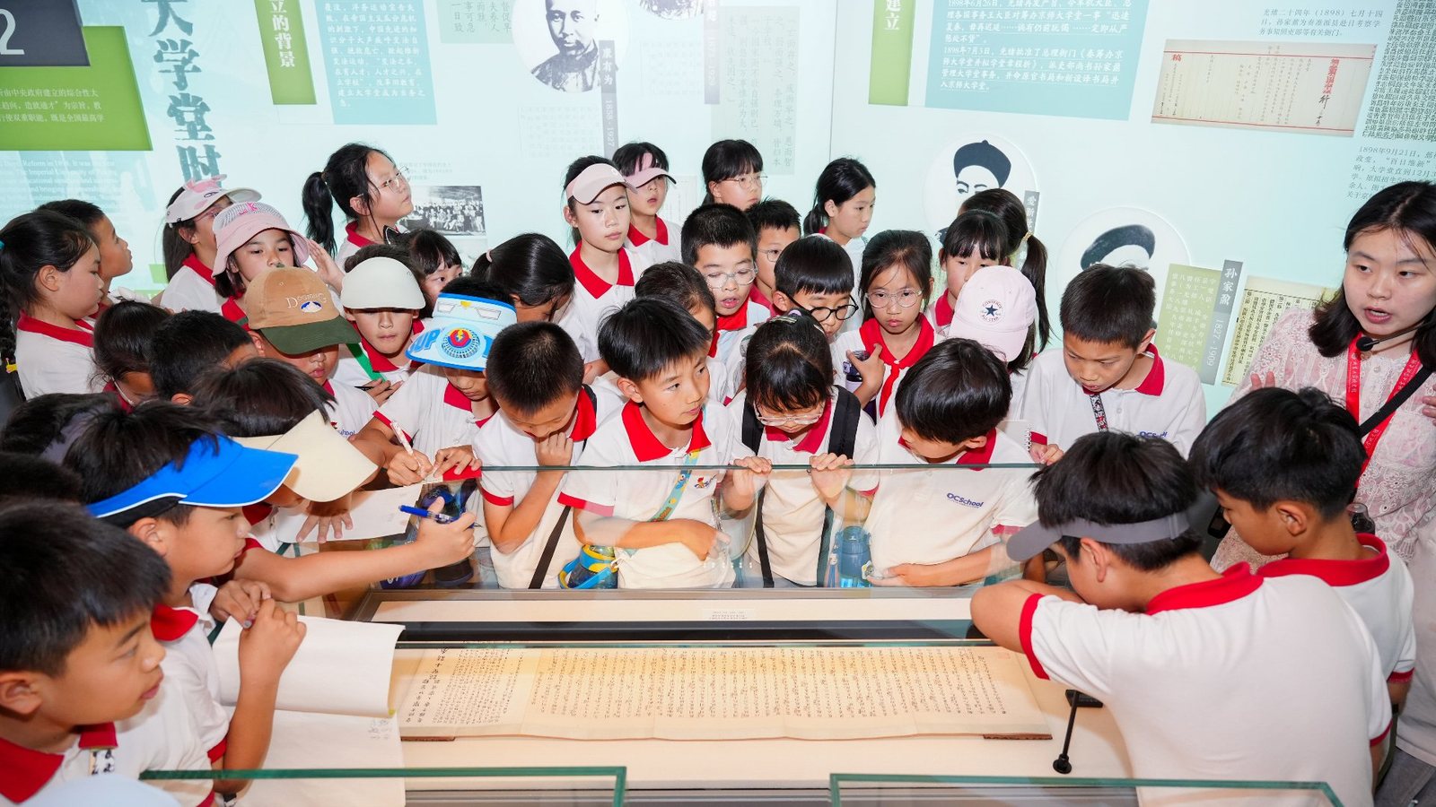 研学活动中学生在北京大学参观「大学堂」展陈