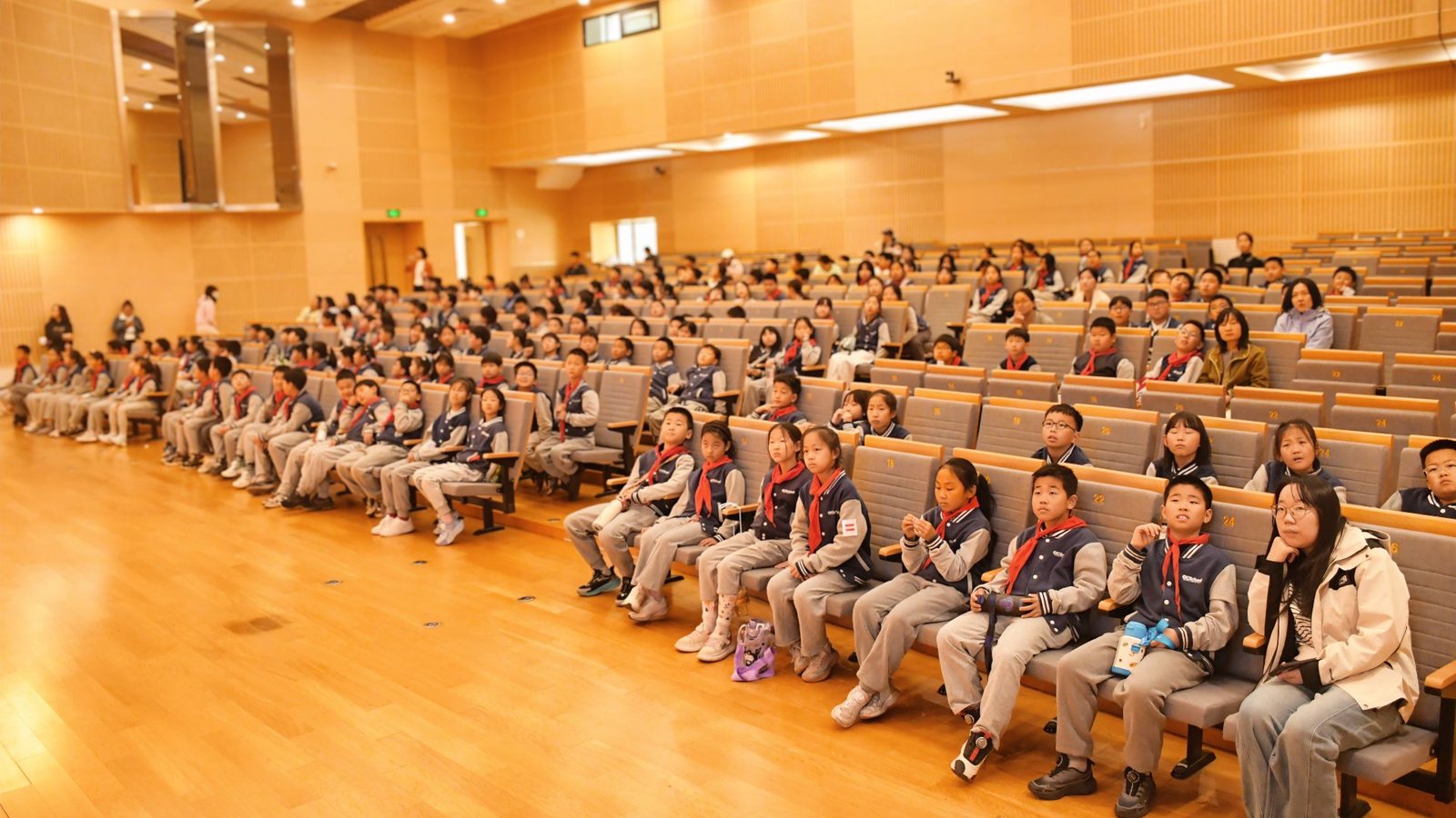 学生在首都图书馆参加研学活动