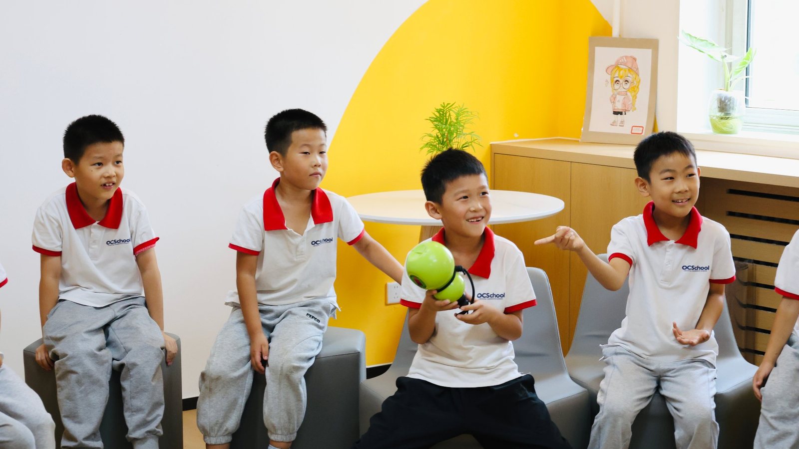 心理课上学生围坐传递教具