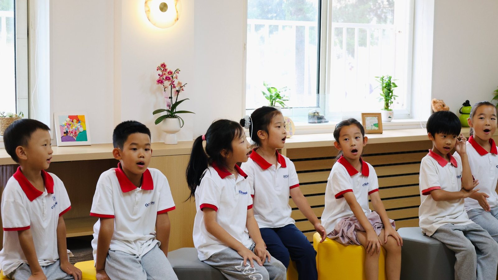 心理课上孩子们围坐交流