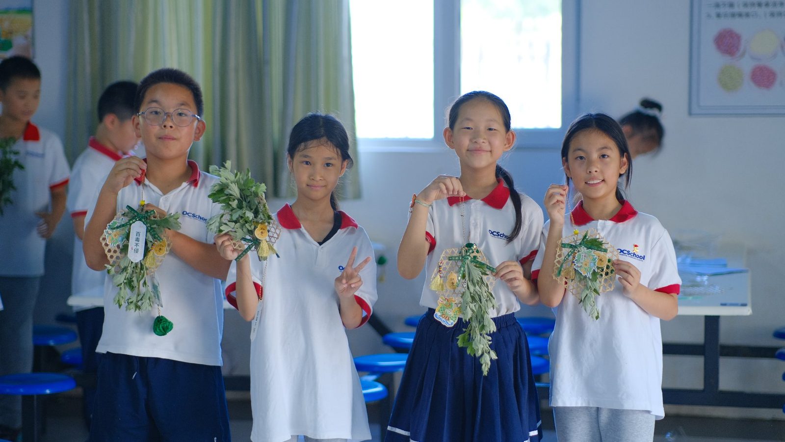 同学们展示亲手制作的中草药香囊